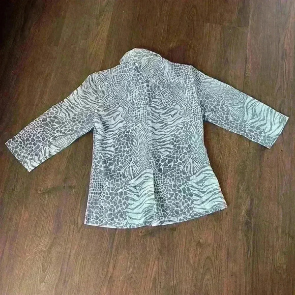 Cali and York Size PS Animal Print bottom Shirt color white and gray. - Picture 4 of 5